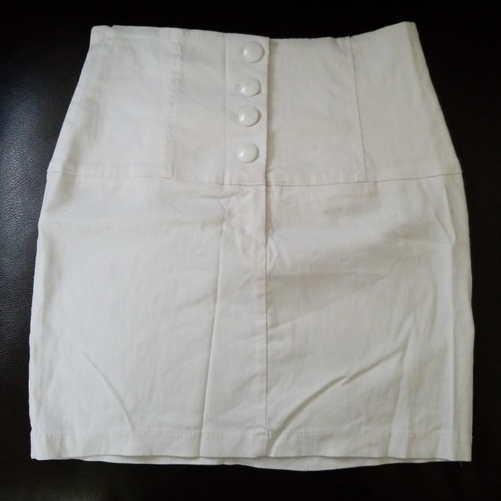 White highwaist skirt